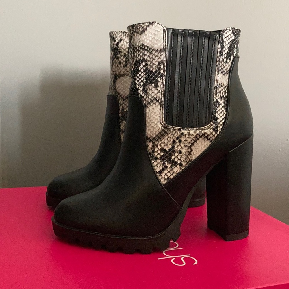 Shoedazzle Snakeskin booties, size: 5.5
